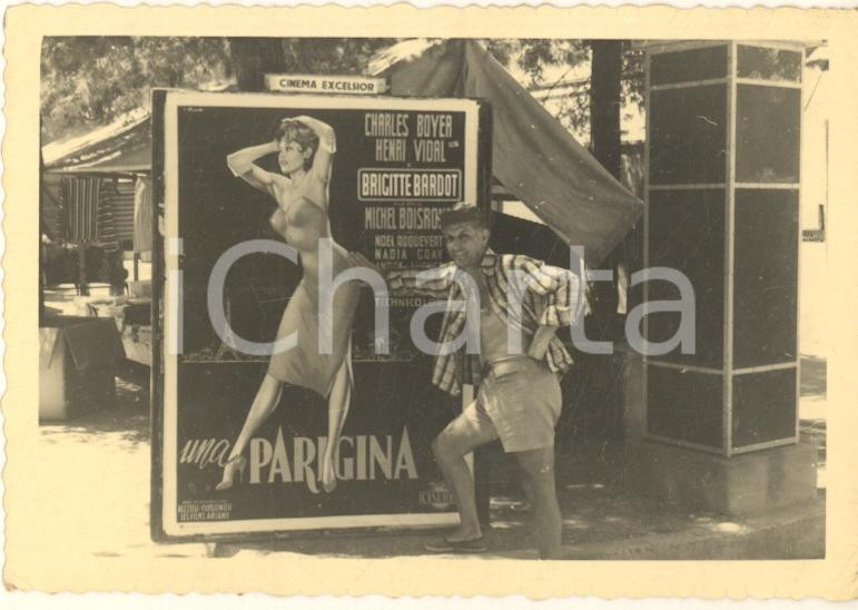 Fotografia d epoca originale 1957 COSTUME ITALIA Scherzi con il manifesto di Brigitte Bardot Foto 10x7 cm 1