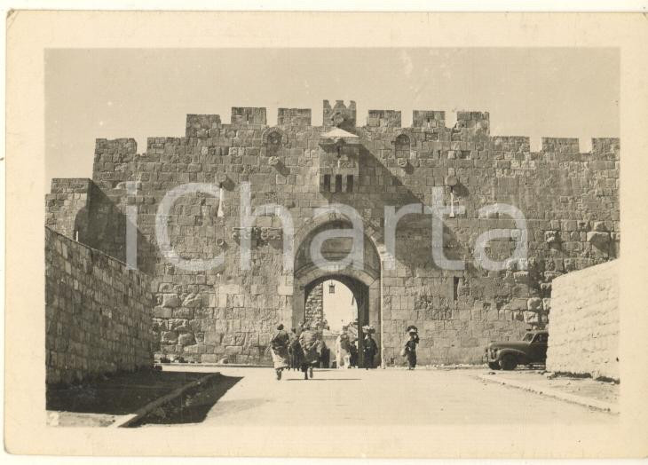 Fotografia d epoca originale 1950 ca GERUSALEMME Porta dei Leoni  Foto COSTUME animata venditori 9x7 cm 1