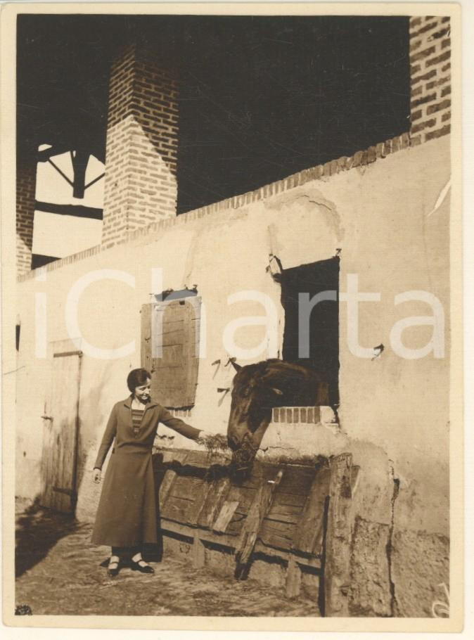 Fotografia d epoca originale 1925 ca CORSICO MI Donna e cavallo in scuderia  Fotografia anonima 8x11 cm 1