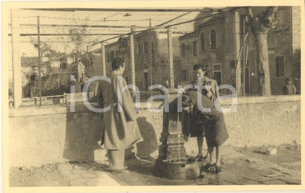 Fotografia d epoca originale 1946 VENEZIA LIDO   MALAMOCCO  Amici a una fontanella Foto 14x9 cm 1