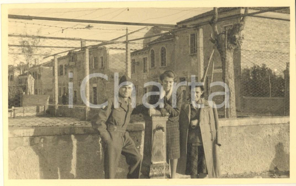 Fotografia d epoca originale 1946 VENEZIA LIDO   MALAMOCCO  Ufficiale con amiche a una fontana Foto 14x9 1