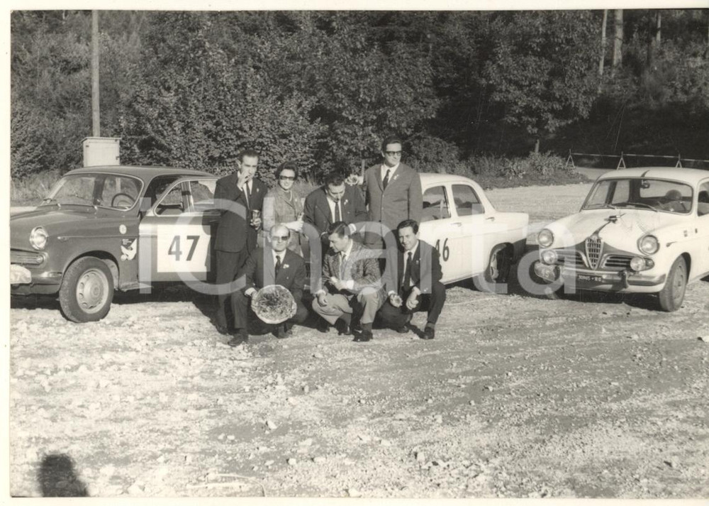 Fotografia d epoca originale 1960 ca RALLY Team JOLLY CLUB dopo una gara Foto di gruppo 1
