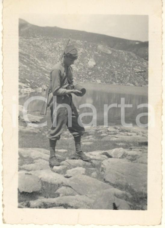 Fotografia d epoca originale 1940 ca Altopiano di Asiago  COL DEL ROSSO  Soldato con bomba del 1918 Foto 1
