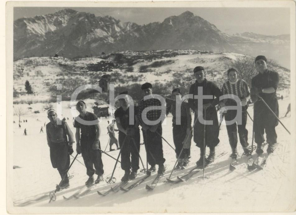 Fotografia d epoca originale 1950 ca LOMBARDIA Gruppo di sciatori alle GRIGNE Foto COSTUME 12x9 cm 1