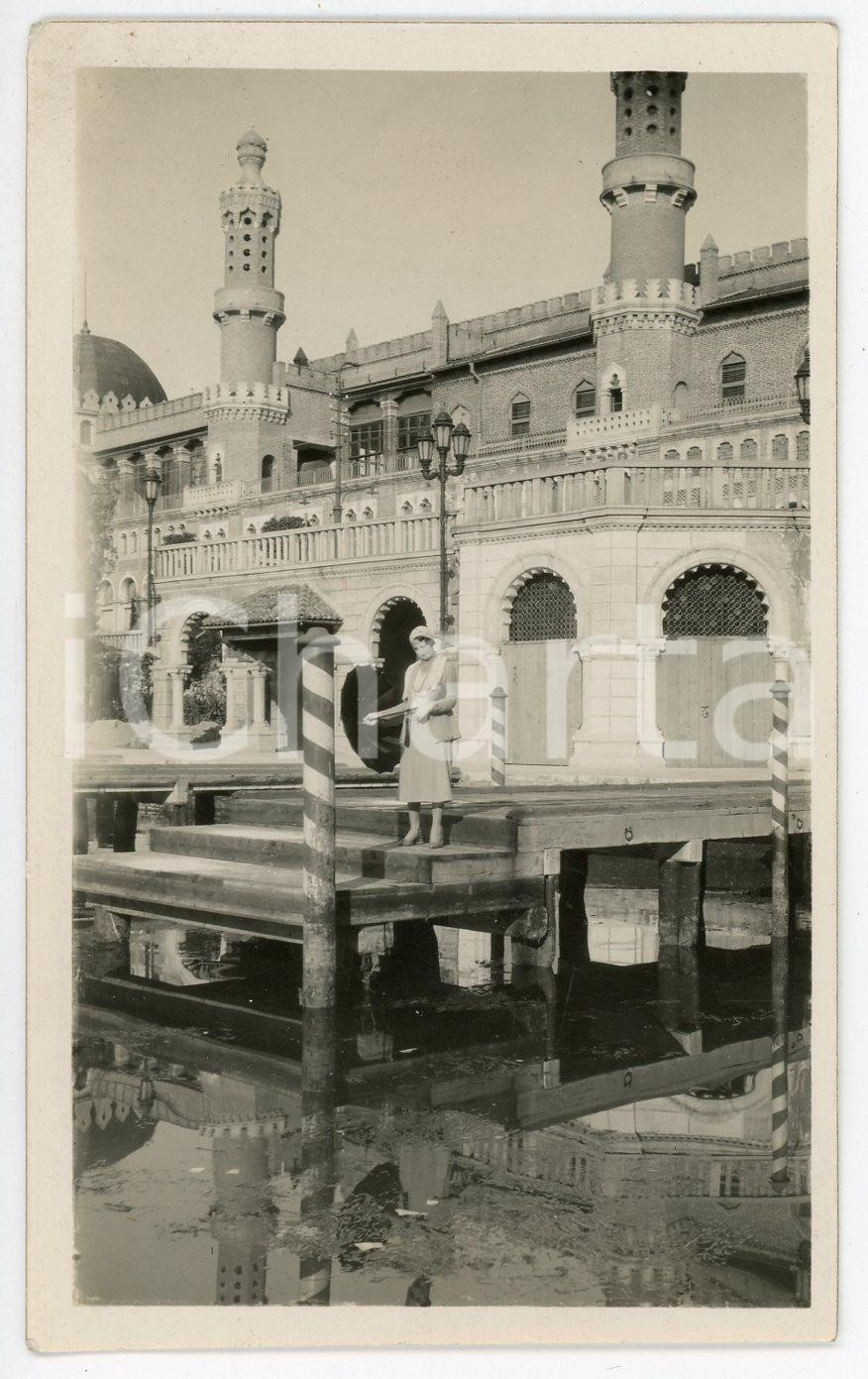 Fotografia d epoca originale 1931 VENEZIA Donna sul molo dell Hotel Excelsior  Foto ANONIMA 7x11 cm 1