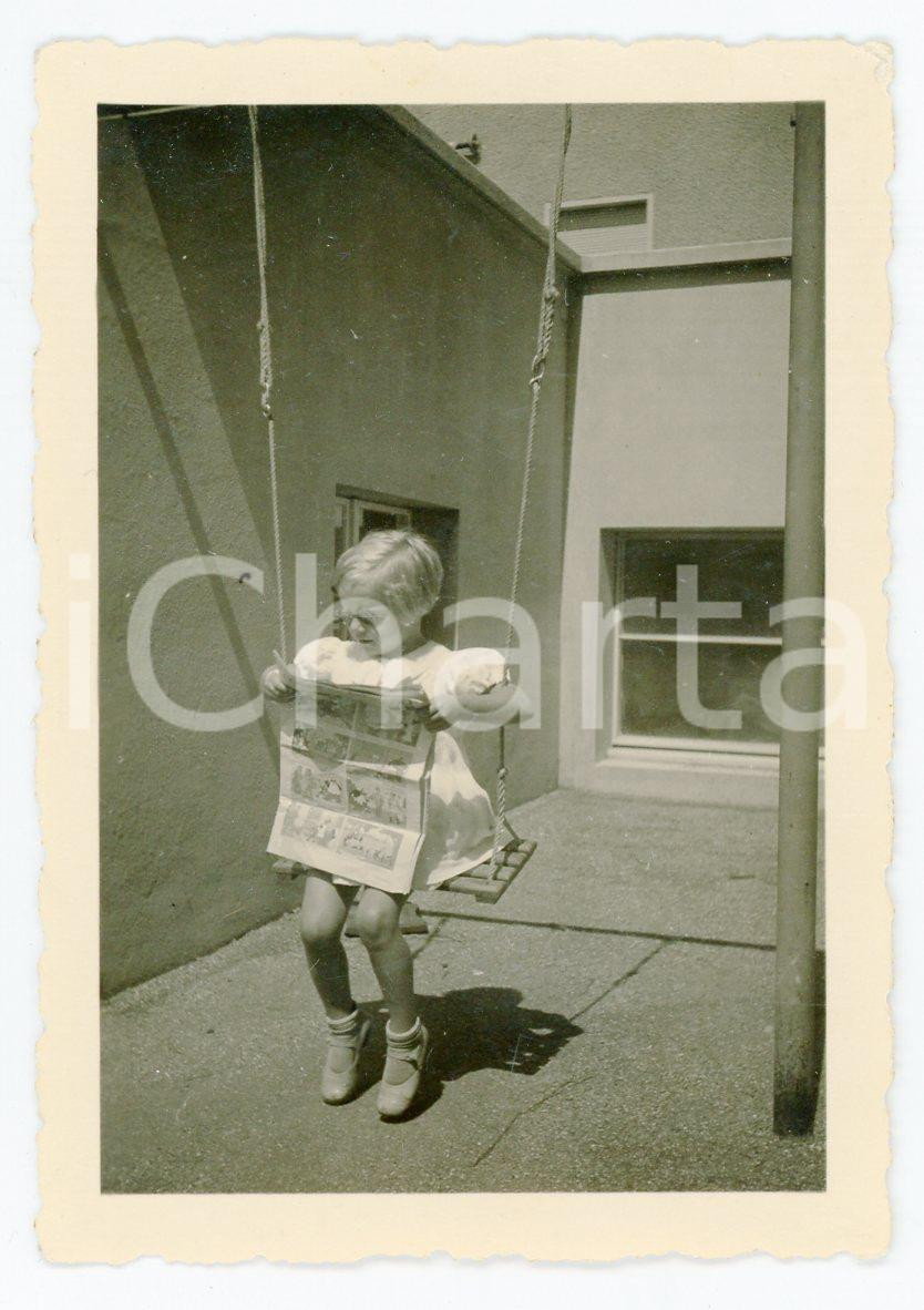 Fotografia d epoca originale 1934 ITALIA Bimba legge CORRIERE DEI PICCOLI su altalena  Foto ANONIMA 6x9 cm 1