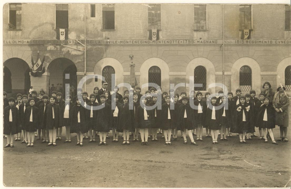 Fotografia d epoca originale 1930 ca MILANO Caserma GARIBALDI  ONB  Piccole italiane in visita Foto 14x9 1