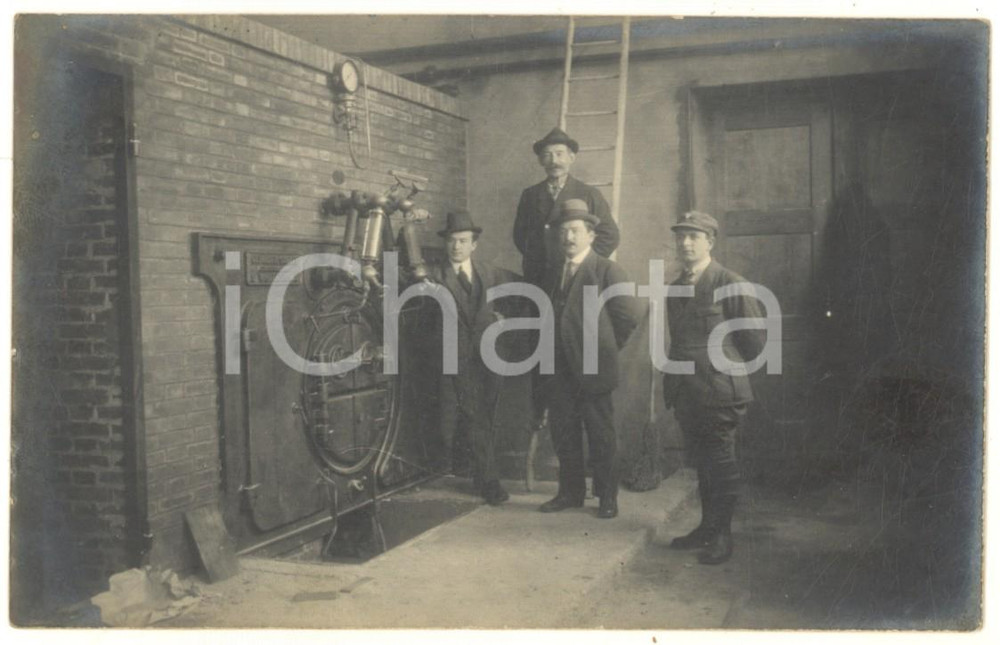 Fotografia d epoca originale 1910 ca INDUSTRIA Tecnici con caldaia a vapore GEBRÜDER SCHWAIGER Foto cartolina 1