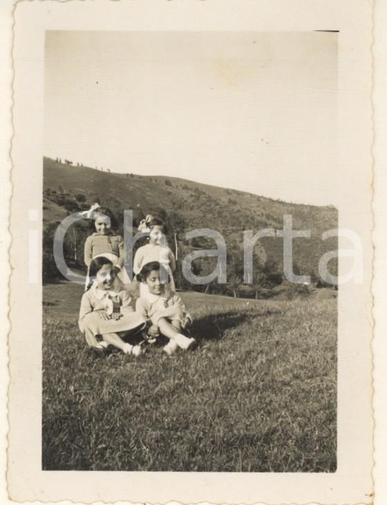 Fotografia d epoca originale 1938 ALPE DEL VICERE   Bambine nei pressi della Capanna Mussolini Foto 7x9 cm 1