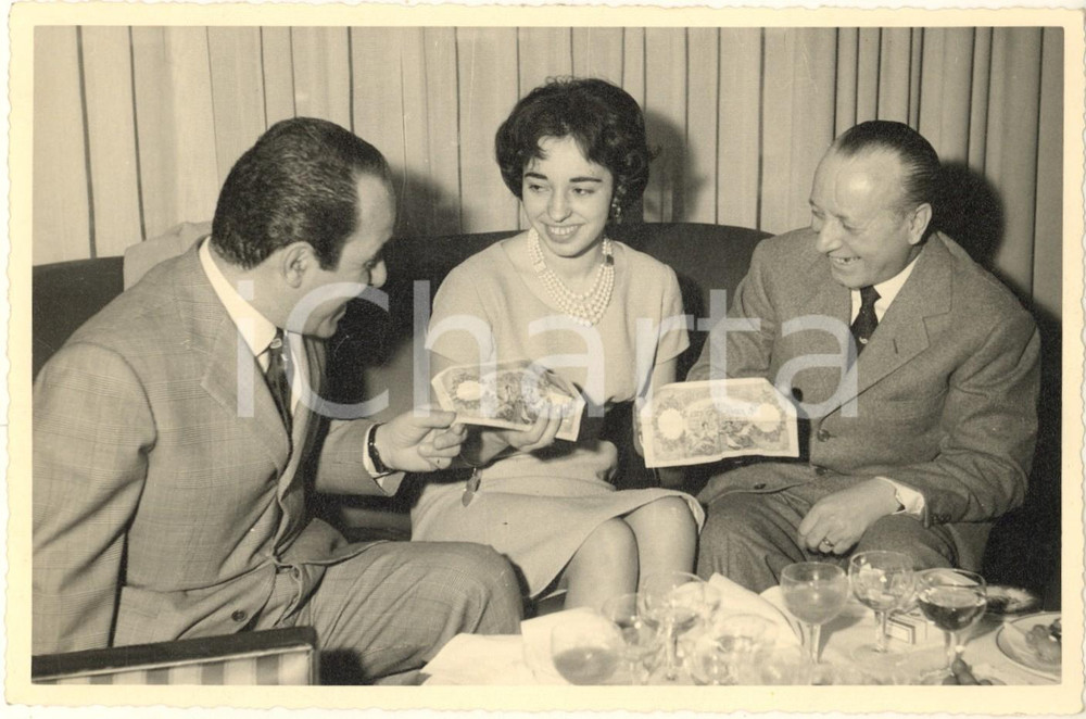 Fotografia d epoca originale 1960 ca COSTUME ITALIA Donna riceve soldi da due uomini Foto CURIOSA 18x13 1