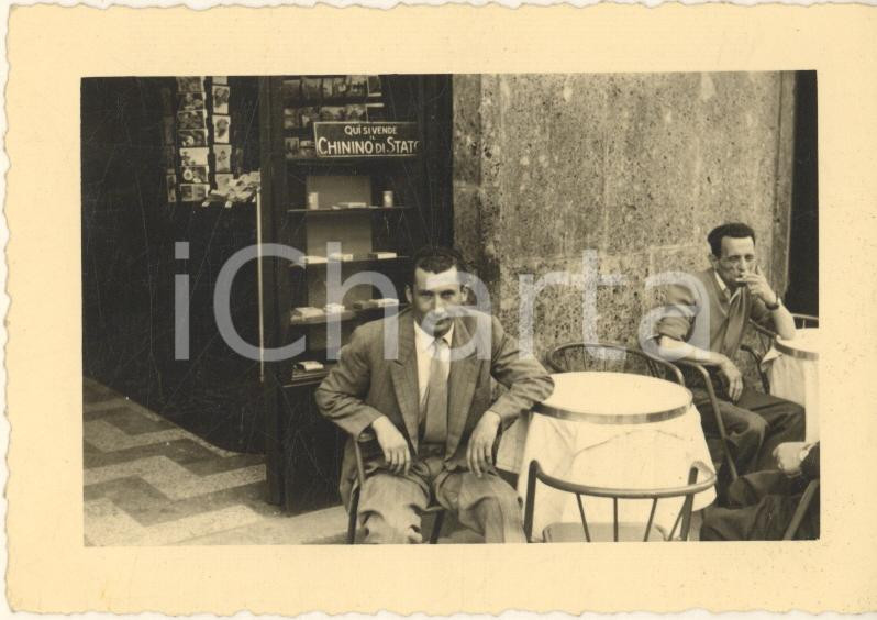 Fotografia d epoca originale 1950 ca COSTUME ITALIA Uomini al bartabacchi  Vendita chinino di Stato Foto 1