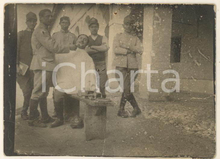 Fotografia d epoca originale 1915 ca WW1 ZONA DI GUERRA Rasatura del soldato Foto goliardica DANNEGGIATA 1
