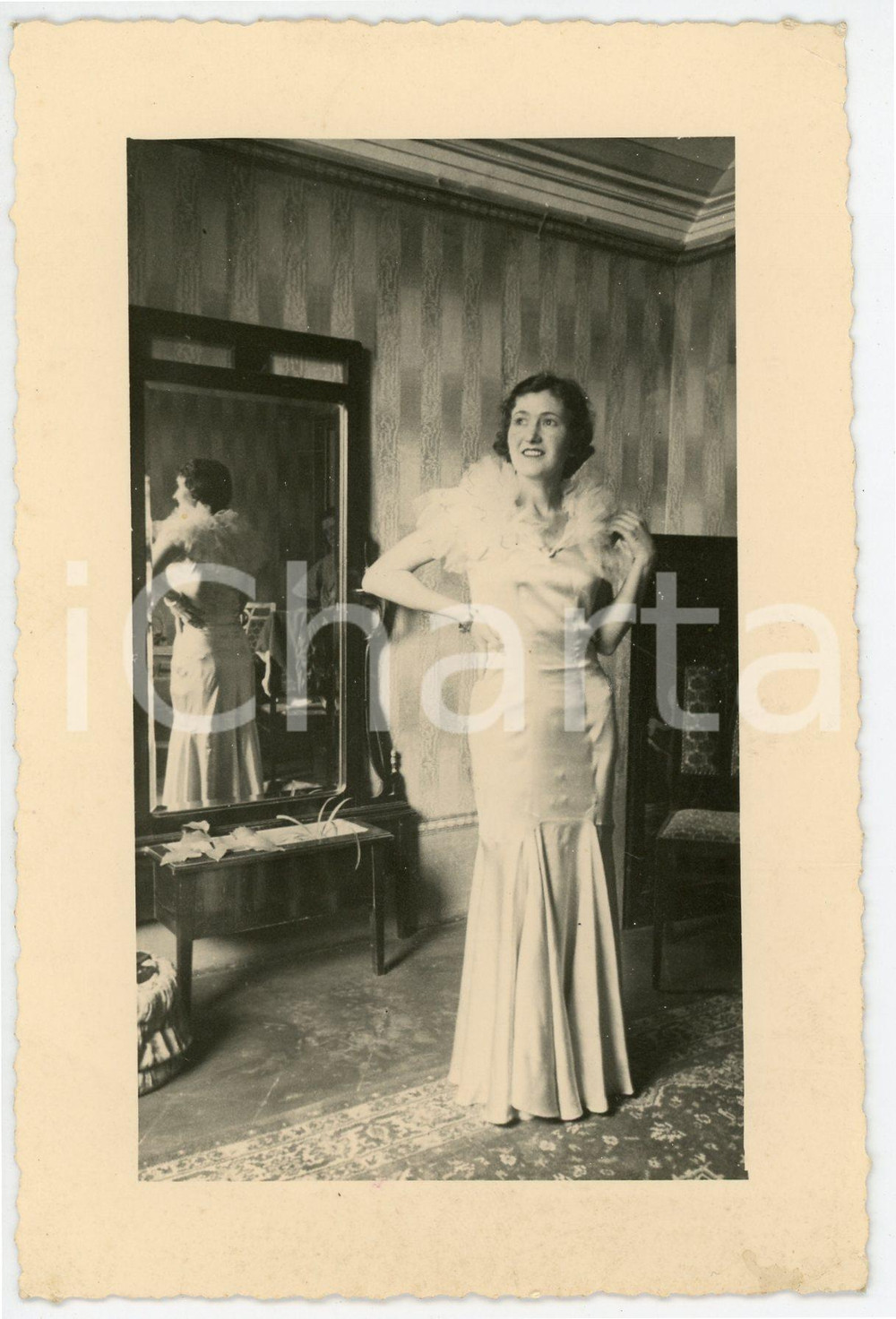 Fotografia d epoca originale 1935 ca ITALIA Donna in abito bianco allo specchio  Foto ANONIMA 9x14 cm 1