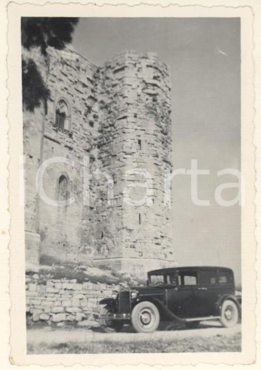 Fotografia d epoca originale 1940 ca CASTEL DEL MONTE  Veduta con auto LANCIA ARTENA  Foto 9x7 cm 1