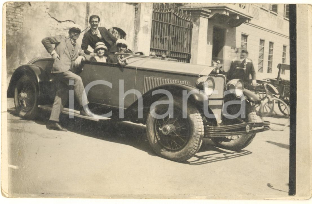 Fotografia d epoca originale 1925 ca AUTOMOBILISMO ITALIA Ritratto di gruppo su ALFA ROMEO Cabriolet Foto 1
