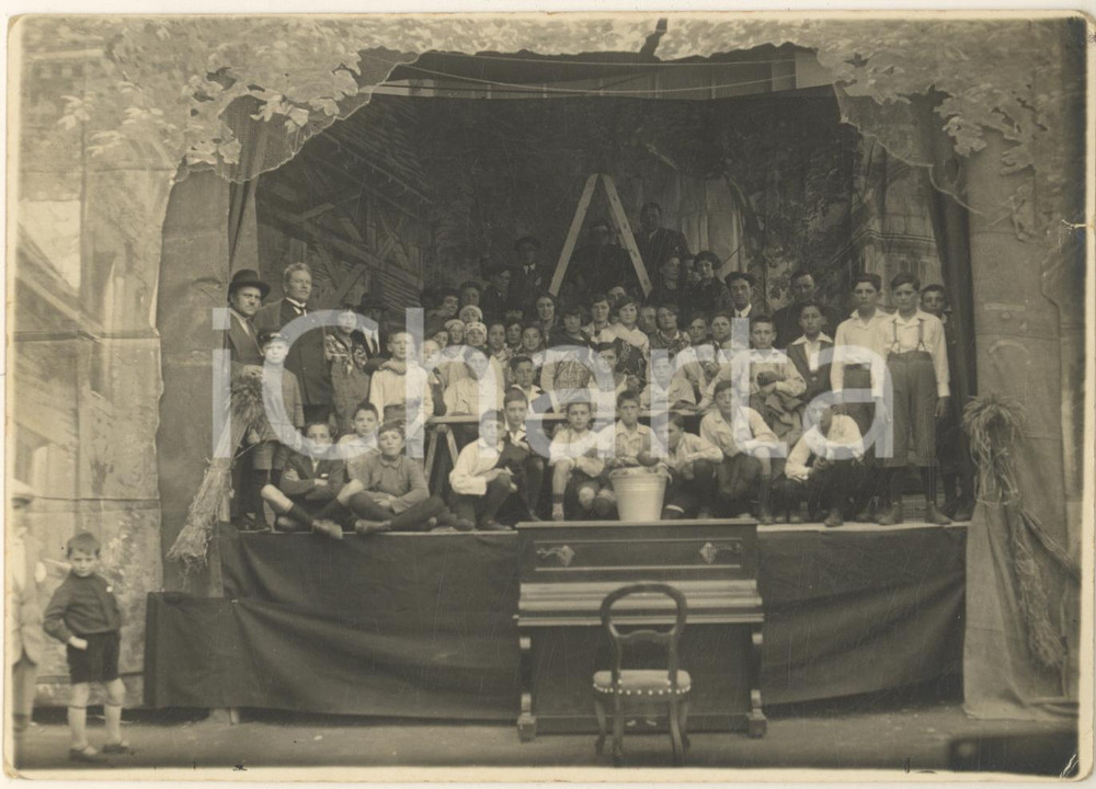 Fotografia d epoca originale 1929 GARLASCO PV Scuola maschile  Recita operetta Pane Nostro Foto RARA 1