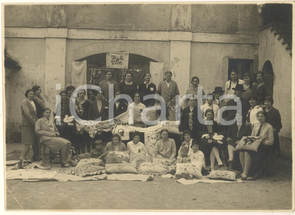 Fotografia d epoca originale 1930 ca VIGEVANO PV Corso di ricamo  Allieve con i lavori Foto RARA 1