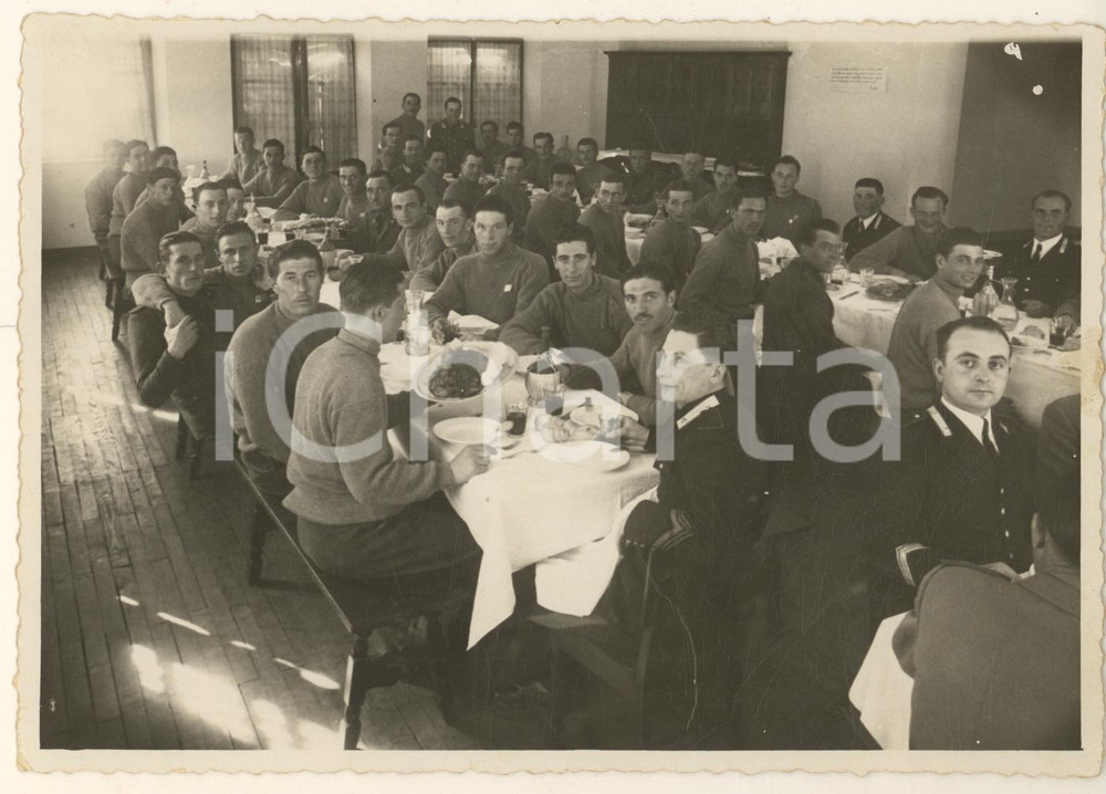 Fotografia d epoca originale 1939 COSTUME ITALIA Carabinieri a pranzo con gruppo di sportivi Foto 18x13 cm 1
