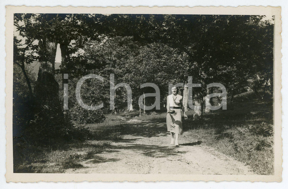 Fotografia d epoca originale 1940 NOVI LIGURE Ragazza passeggia nel bosco  Foto A. PEYLA 13x9 cm 1