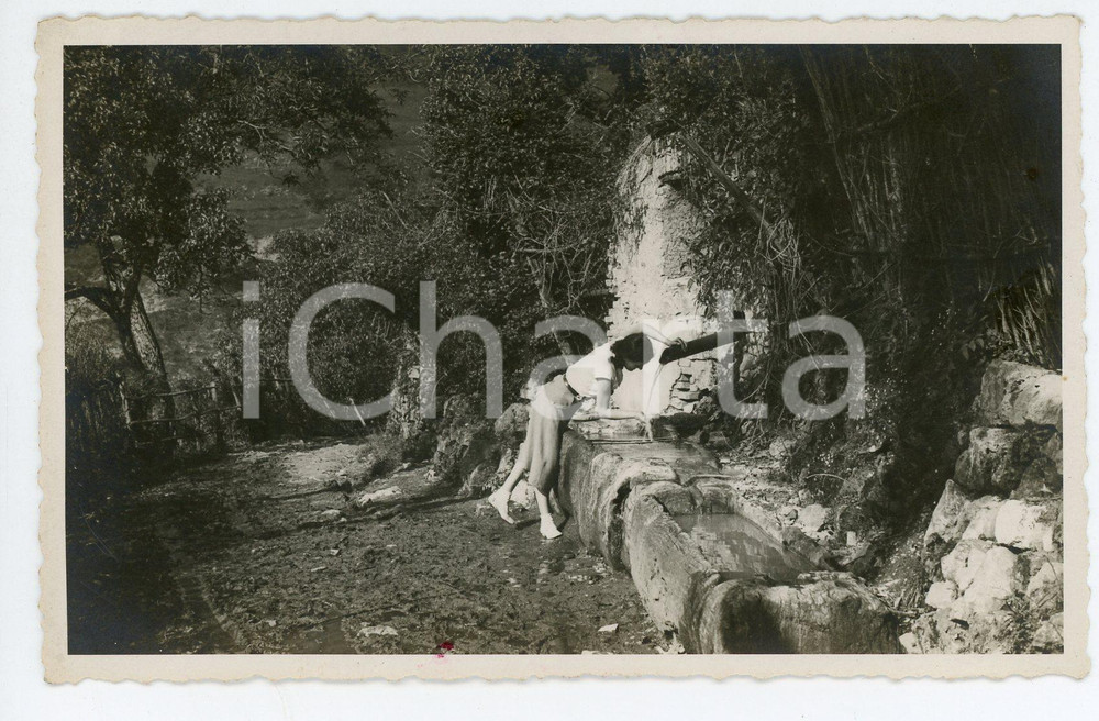 Fotografia d epoca originale 1940 NOVI LIGURE Ragazza si disseta all abbeveratoio  Foto A. PEYLA 13x9 cm 1