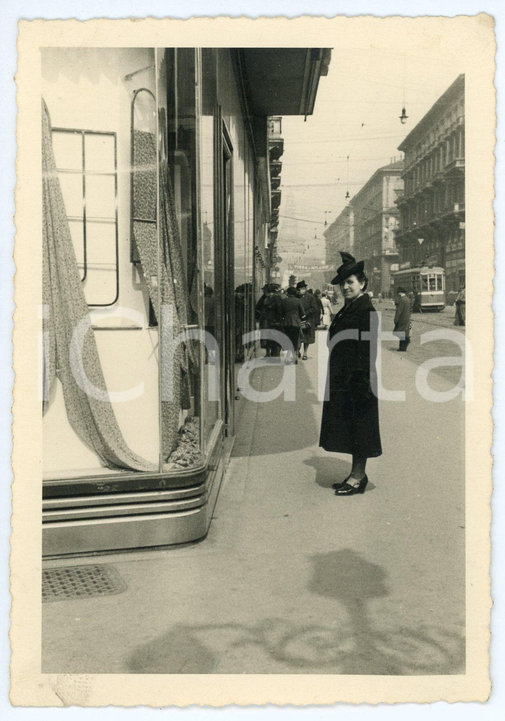 Fotografia d epoca originale 1940 ca MILANO Via Dante  Signora guarda le vetrine  Foto 10x14 cm 1