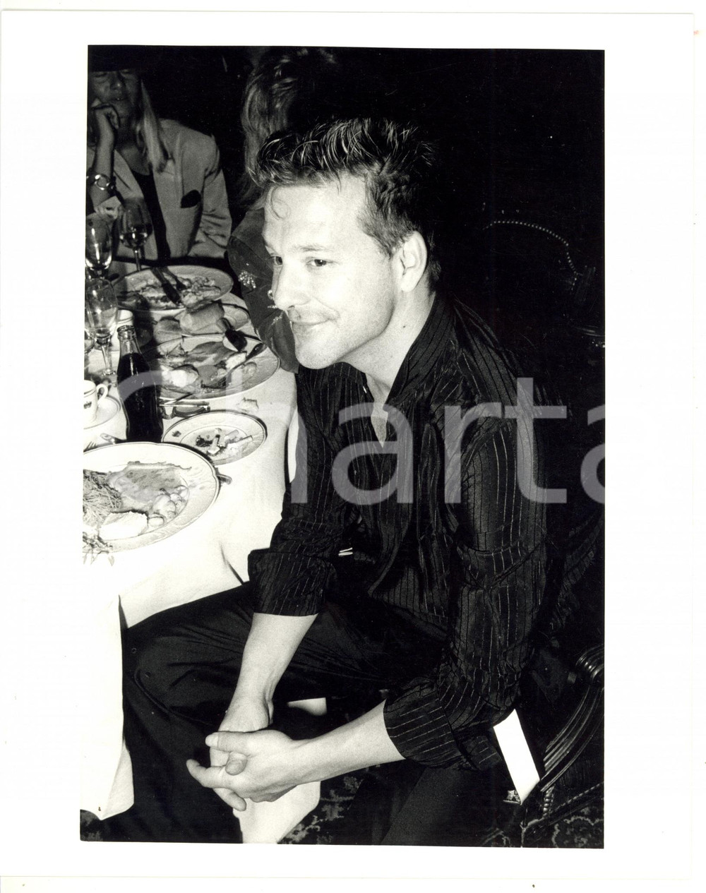 Fotografia d epoca originale 1987 FESTIVAL DI CANNES L attore Mickey ROURKE a cena Foto VINTAGE 20x25 cm 1