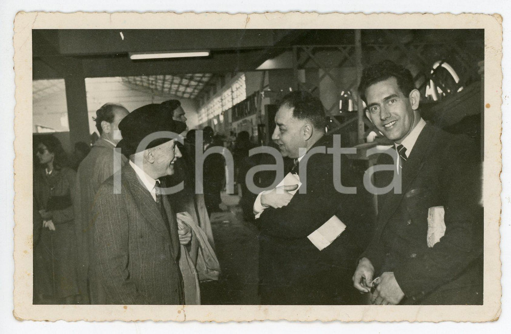 Fotografia d epoca originale 1950 FIERA DI MILANO Signori PEYLA parlano con espositore  Foto 13x8 cm 1