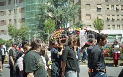 Fotografia d epoca originale 2002 MILANO corteo con bara a Funerale di Pietro VALPREDA NEGATIVO ORIGINALE 3 1