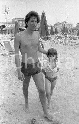 Fotografia d epoca originale 1970ca VIAREGGIO Giorgio GABER in spiaggia NEGATIVO ORIGINALE 1 1