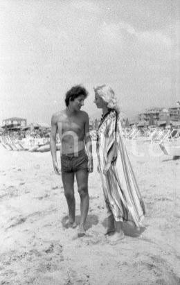 Fotografia d epoca originale 1970ca VIAREGGIO Giorgio GABER Ombretta COLLI in spiaggia NEGATIVO ORIGINALE 1 1
