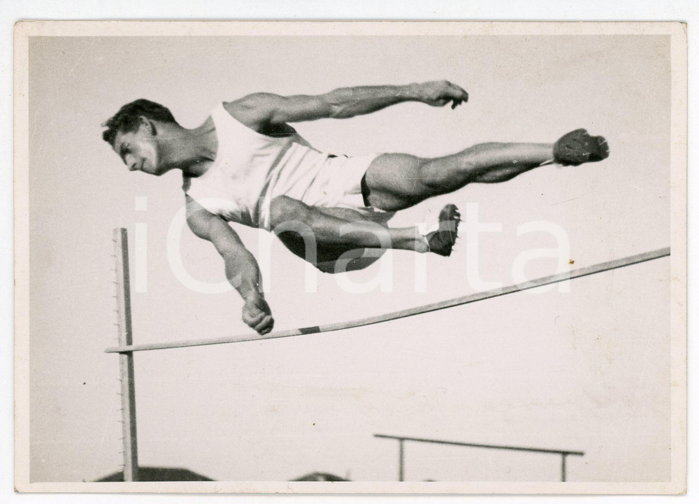 Fotografia d epoca originale 1935 ca ITALIA  ATLETICA Salto in alto  Atleta durante un allenamento  Foto 1