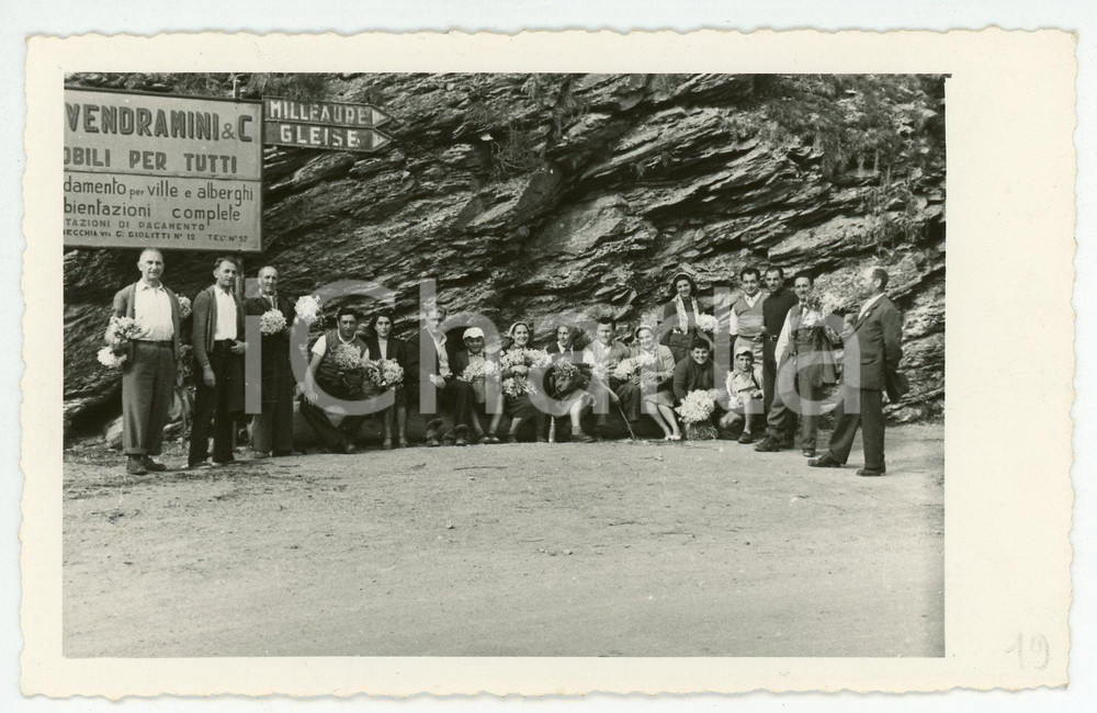 Fotografia d epoca originale 1951 BARDONECCHIA TO Famiglia in gita con mazzi di fiori  Foto PEYLA 1