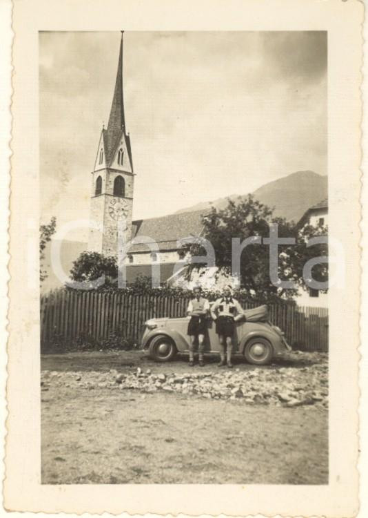 Fotografia d epoca originale Agosto 1939 GAIS BZ Chiesa S. Giovanni  Due giovani con automobile Foto 6x9 1