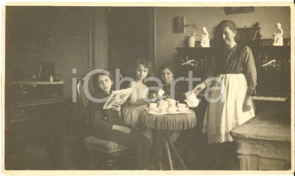 Fotografia d epoca originale 1920 ca COSTUME ITALIA Bambine all ora del the Fotografia anonima 14x8 cm 1