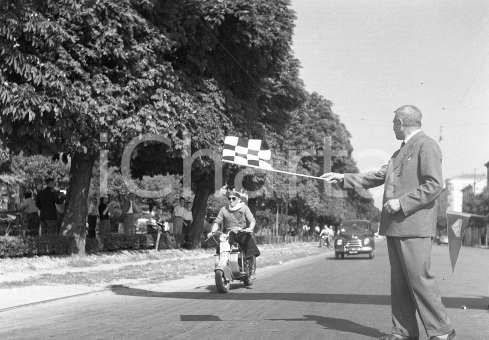 Fotografia d epoca originale 1951 BRESCIA arrivo 1° giro Lombardia in Lambretta NEGATIVO ORIGINALE 2 1