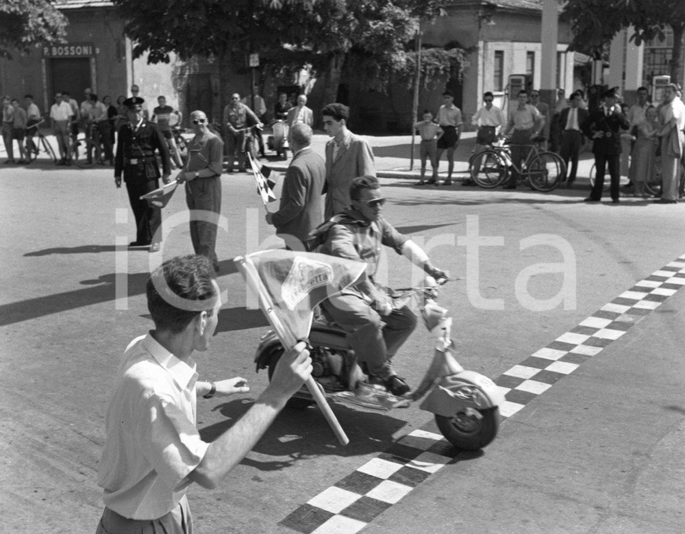 Fotografia d epoca originale 1951 BRESCIA partenza 1° giro Lombardia in Lambretta NEGATIVO ORIGINALE 1 1