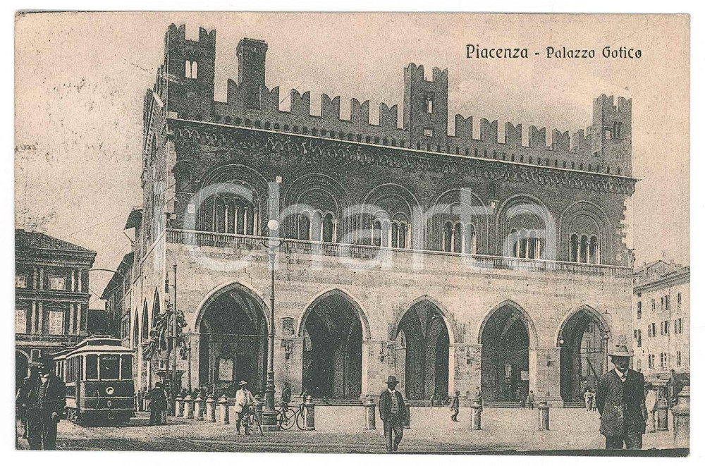 Cartolina originale da collezione 1916 PIACENZA Palazzo Gotico  Tram e biciclette in Piazza Cavalli  Cartolina 1