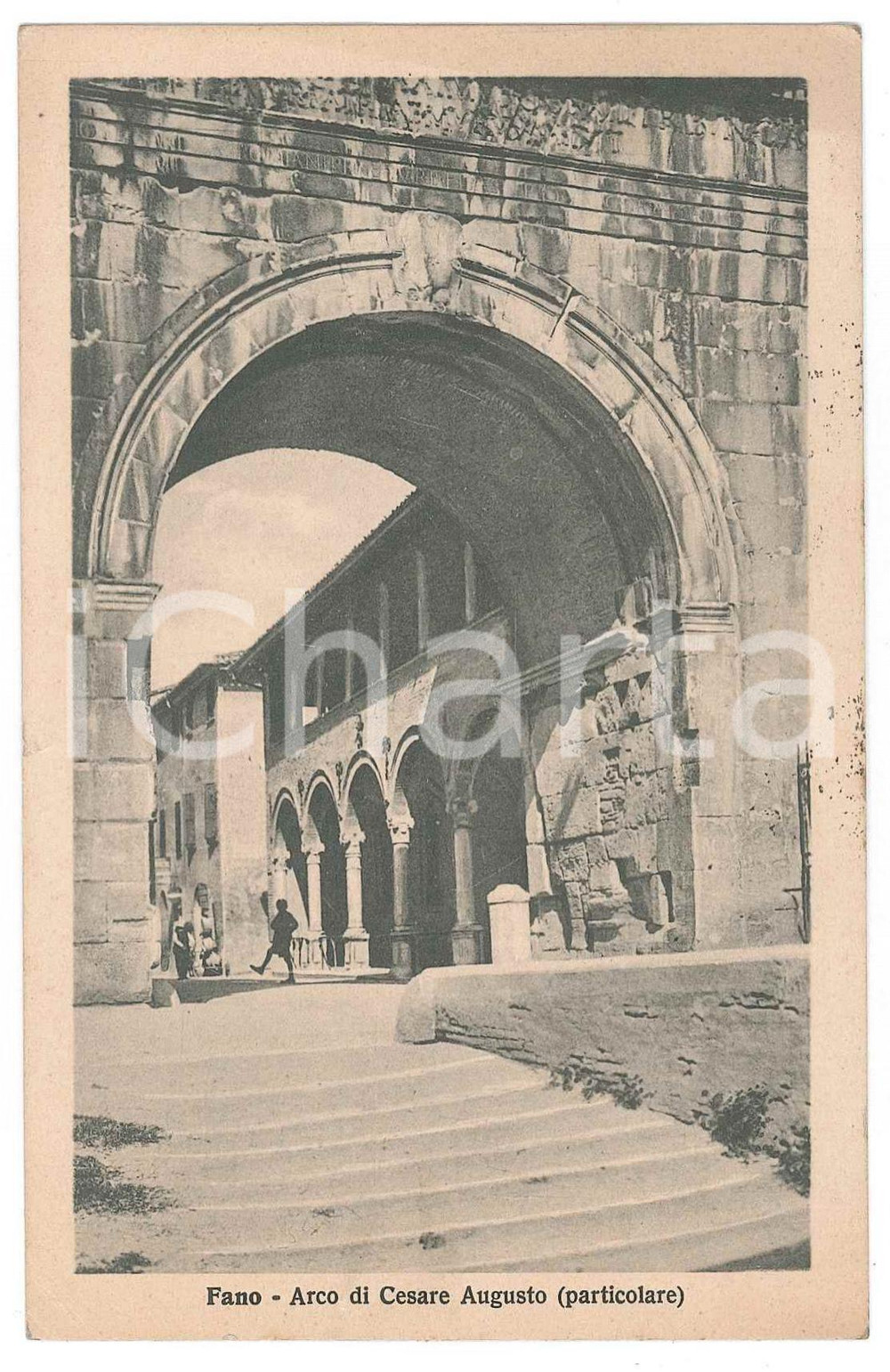 Cartolina originale da collezione 1935 ca FANO PU Bambino sotto l Arco di Cesare Augusto  Cartolina FP VG 1