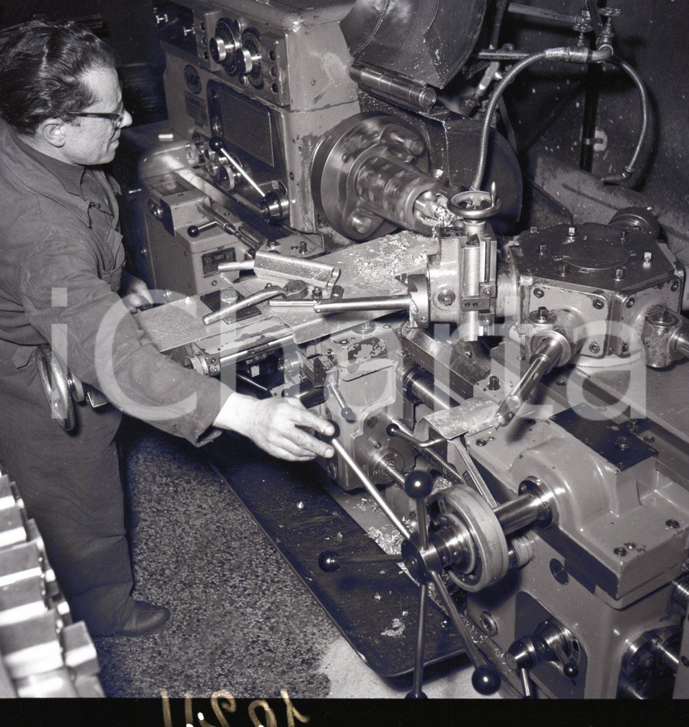 Fotografia d epoca originale 1956 BRESCIA Fucili FRANCHI lavorazioni in corso NEGATIVO ORIGINALE 2 1
