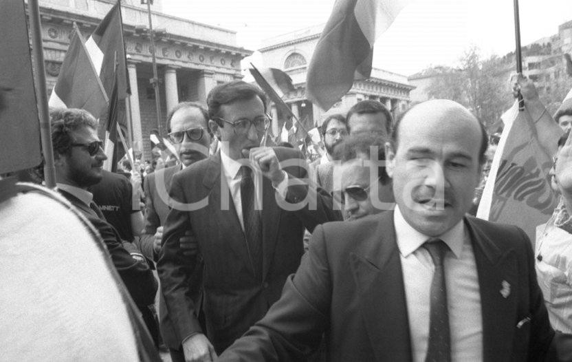 Fotografia d epoca originale 1988 MILANO Gianfranco FINI a Manifestazione MSI DN NEGATIVO ORIGINALE 1