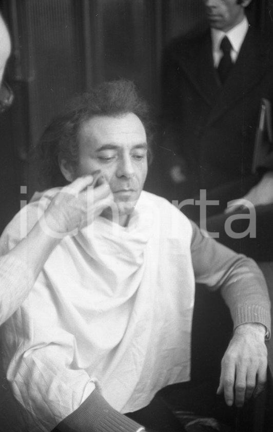 Fotografia d epoca originale 1974 MILANO Set FACCIA DI SPIA Pietro VALPREDA al trucco NEGATIVO ORIGINALE 7 1