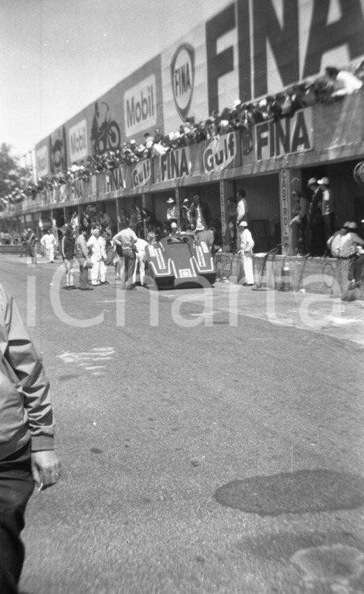 Fotografia d epoca originale 1971 MONZA Autodromo 1000 Chilometri vettura ai box NEGATIVO ORIGINALE 1