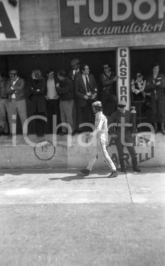 Fotografia d epoca originale 1971 MONZA Autodromo 1000 Chilometri Arturo MERZARIO ai box NEGATIVO ORIGINALE 1