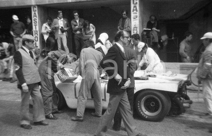 Fotografia d epoca originale 1971 MONZA Autodromo 1000 Chilometri vettura al box NEGATIVO ORIGINALE 1 1