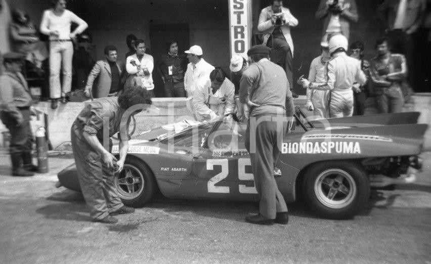 Fotografia d epoca originale 1971 MONZA Autodromo 1000 Chilometri Abarth 2000S al box NEGATIVO ORIGINALE 1