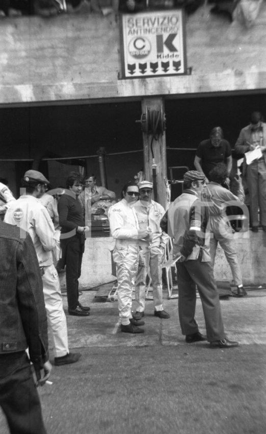 Fotografia d epoca originale 1971 MONZA Autodromo 1000 Chilometri Pedro RODRIGUEZ al box NEGATIVO ORIGINALE 1 1
