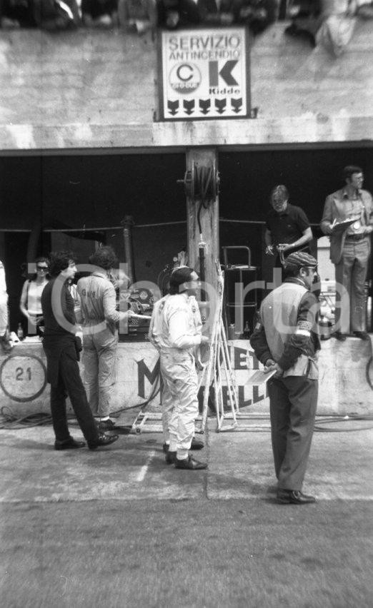 Fotografia d epoca originale 1971 MONZA Autodromo 1000 Chilometri Pedro RODRIGUEZ al box NEGATIVO ORIGINALE 1