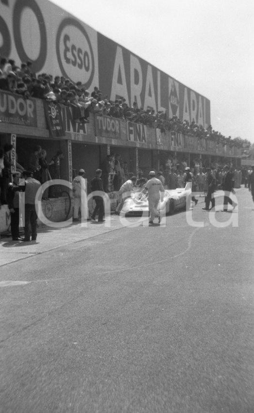 Fotografia d epoca originale 1971 MONZA Autodromo 1000 Chilometri Porsche 917K al box NEGATIVO ORIGINALE 2 1