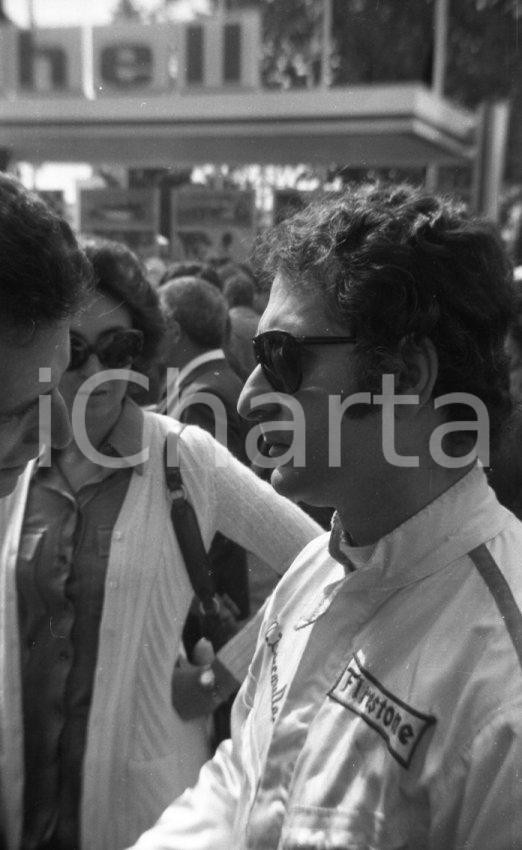 Fotografia d epoca originale 1971 MONZA Autodromo 1000 Chilometri Nino VACCARELLA al box NEGATIVO ORIGINALE 1