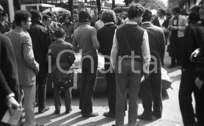 Fotografia d epoca originale 1971 MONZA Autodromo 1000 Chilometri tifosi al box NEGATIVO ORIGINALE 1